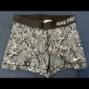 Worn once! Women’s Nike pro athletic shorts